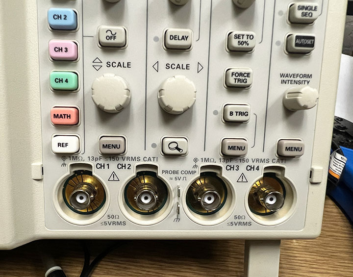 BNC Connectors on InputsTektronix TDS 3054